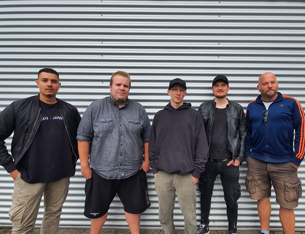 Einigten sich (von links): Noél Goldenbaum, Sebastian Lippelt (beide NoCut), Flix Highfield, Marius Evans (beide OH FYO!) und Kalle Engler (NoCut)