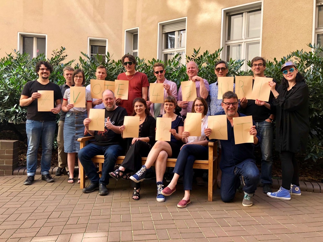 Beziehen unter dem Hashtag #vote4juri Position für den Richtlinienentwurf zum Urheberrecht im digitalen Binnenmarkt (hinten, von links): VUT-Vorstand Jorin Zschiesche, die Geschäftsstellen...