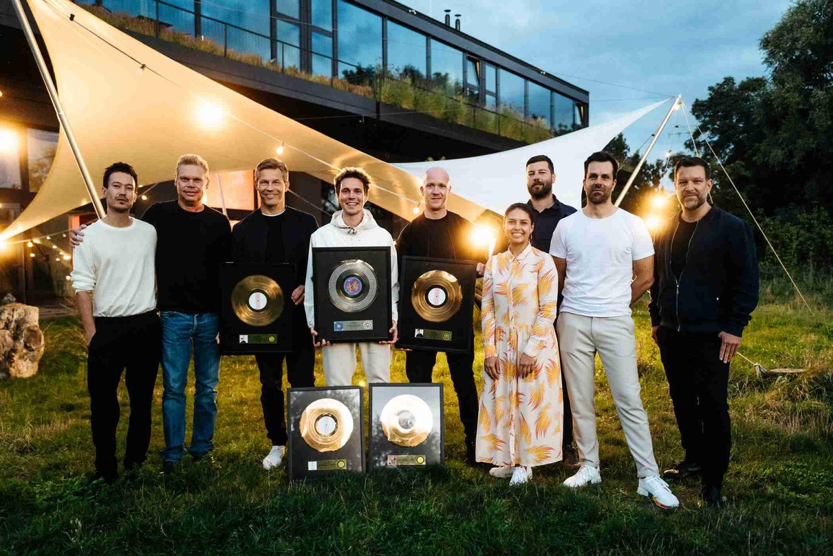 Ehre, wem Ehre gebührt: Felix Jaehn (4. von links) und seine Gratulanten