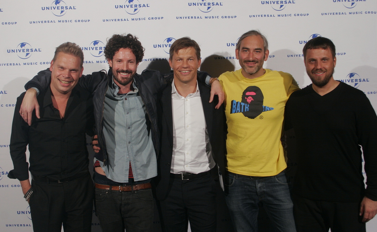 Konnten auf die aktuelle Nummer eins der MusikWoche Top 100 Longplay anstoßen: Tom Bohne (Universal), Max Herre, Frank Briegmann, Daniel Lieberberg (beide Universal) und Götz Gottschalk (N...