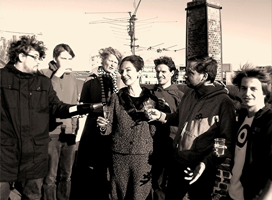 Bei der Vertragsunterzeichnung: Diana Diamond (M.) mit ihren Musikern und dem Tapete-Team