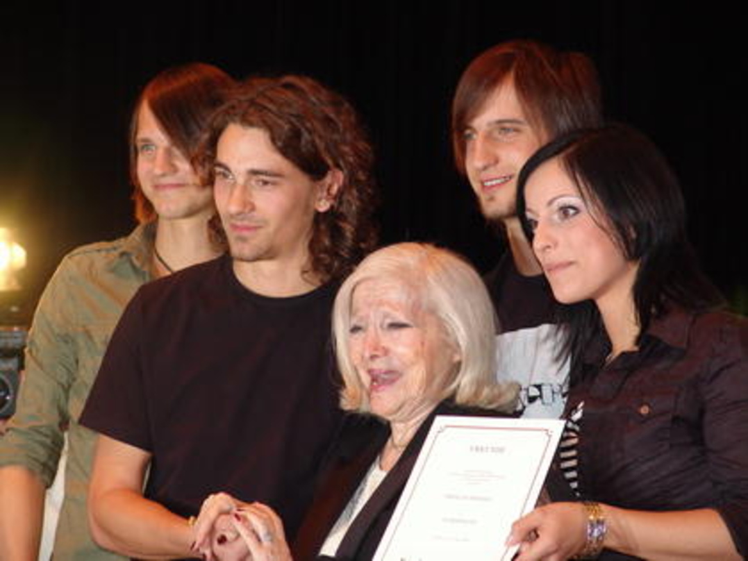 Ausgezeichnet: die Gruppe Silbermond mit der Stifterin Mary Jay-Jacobson