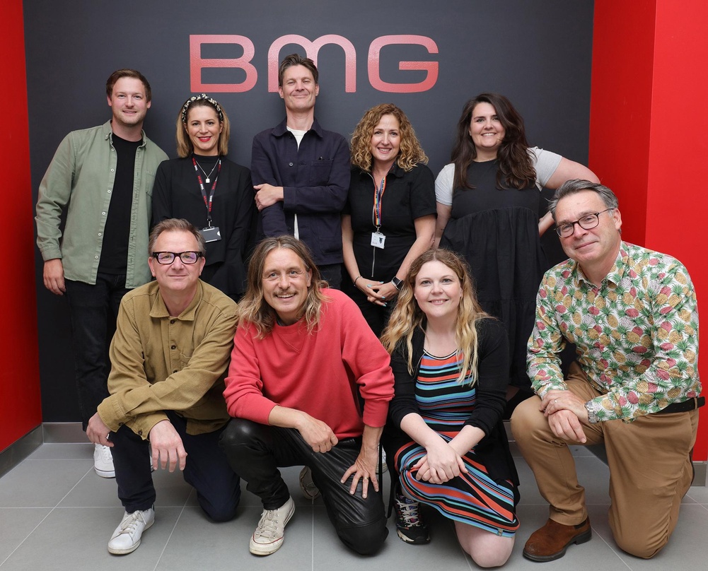 54f9dd3c4cbcd8524cbc9971fe88c1f9a7ef18573fd2ba3245f29e4fd19e3419 Neue Partner (hinten, von links): Matt Parnell (LBA), Gemma Reilly-Hammond (BMG), Chris Dempsey (YM&U), Louise Hart (BMG) und Emma Powell (YM&U) sowie (vorn, von links) Jamie Nelson (BMG),...
