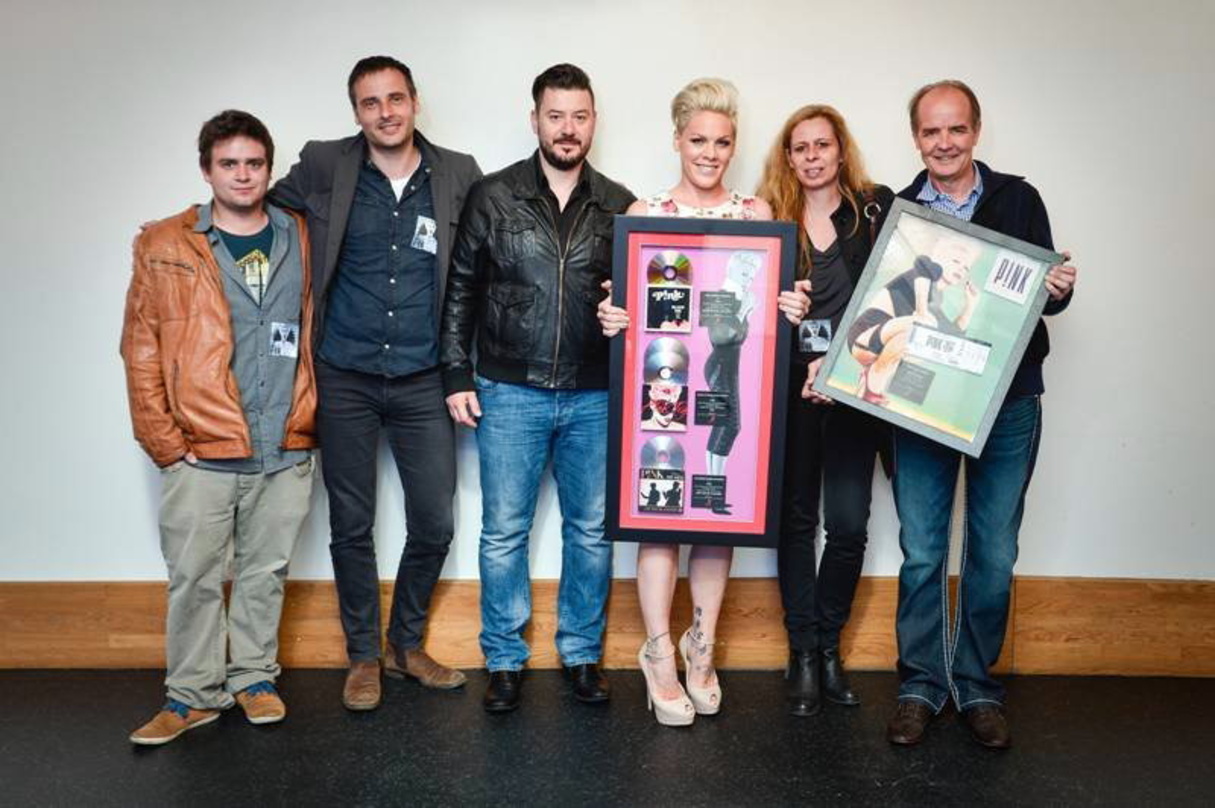 Bei der Gold- und Platin-Verleihung (von links): David Bucher (Promotion Manager Sony Music Switzerland), Beat Milter (Senior Product Manager Sony Music Switzerland), Maurizio Dottore (Dir...