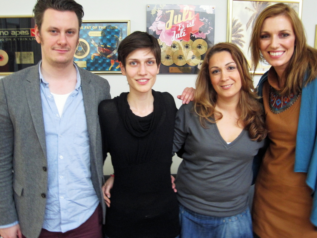 Bei der Vertragsunterzeichnung (v.l.n.r.): Konrad Sommermeyer (Management Alin Coen), Alin Coen, Bahar Tozman (Vice President A&R EMI Music Publishing) und Patricia Kramer (Project Manager...