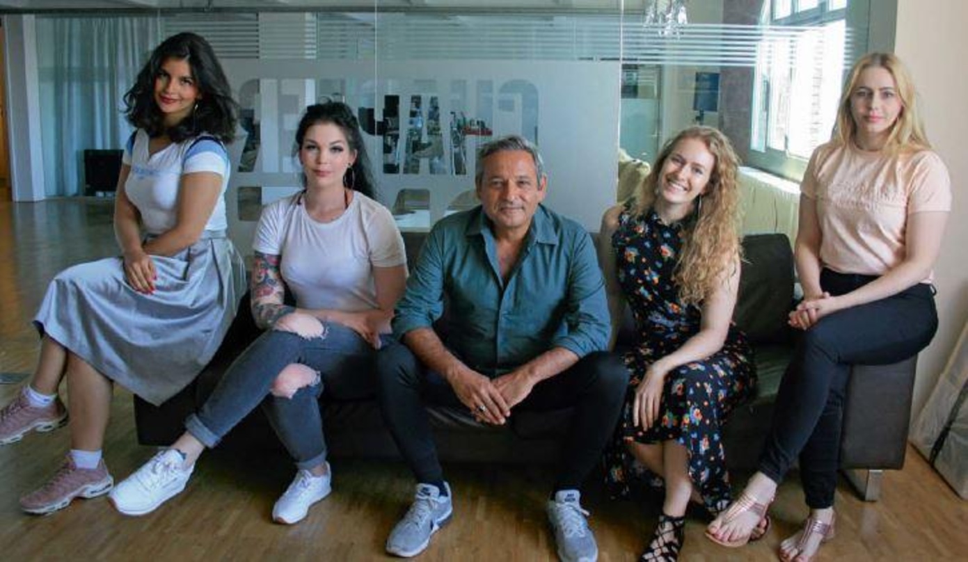 Das Team von Chapter ONE (von links): Sehriban Cirik (Project Coordination Manager), Shana Koch (Junior Label Manager), Ramin Bozorgzadeh (Label Head), Carlotta Löer (Project Manager Chapt...
