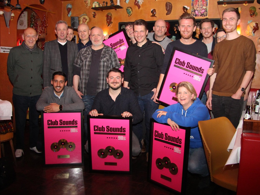 Bei der Gold-Verleihung (hinten, von links): Mitch Bräu (Senior Director Trade Marketing & Campaign Management Sony Music), André Mühlhausen (Senior Vice President Commercial Division GSA ...