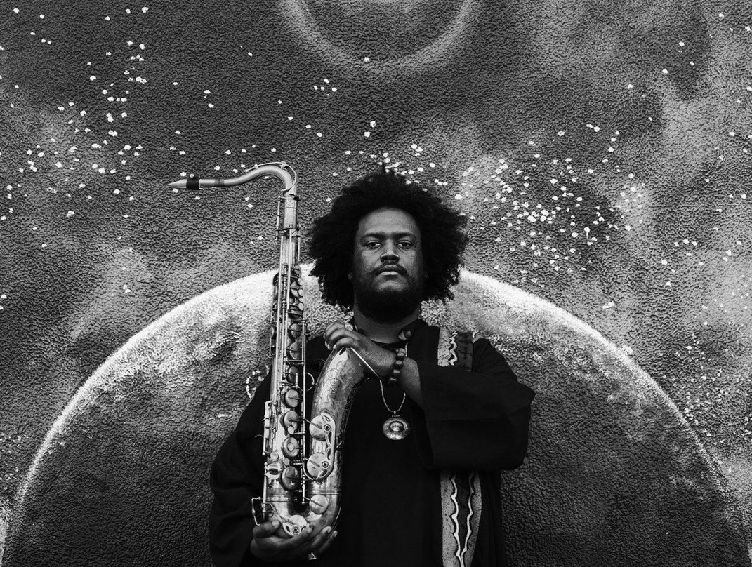 Dank umsatzträchtiger Dreifach-LP mit "The Epic" höher zurück in den Offiziellen Deutschen Charts als zuvor: Kamasi Washington