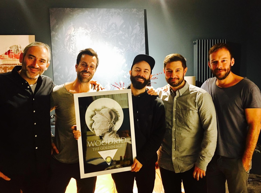 Bei der Gold-Verleihung für "The Golden Age" (von links): Daniel Lieberberg (Senior Vice President Polydor/Island & Vertigo/Capitol), Daniel Schmidt (Director A&R Polydor/Island), Yoann Le...