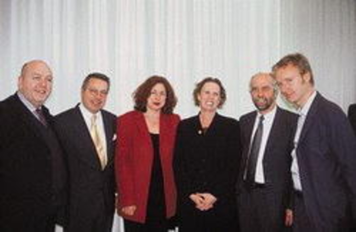 Schulterschluss mit der Politik (v.l.n.r.): Rudy Holzhauer (Progressive), Gebhardt, Monika Griefahn (SPD), Staatsministerin Christina Weiss, Peter Zombik und Tim Renner(