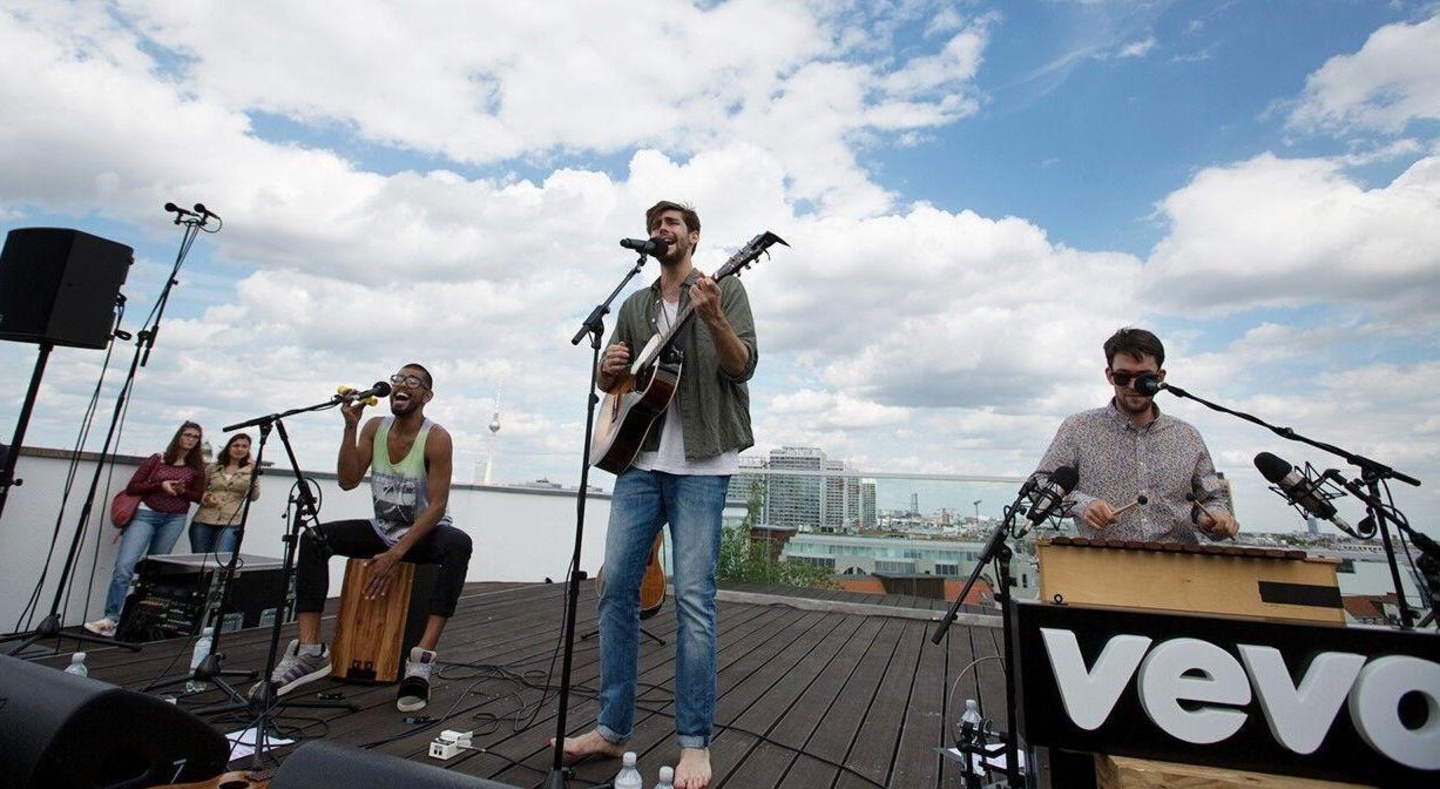 Kam mit dem Lift auf die Dachterrasse des E-Werks in Berlin: Alvaro Soler