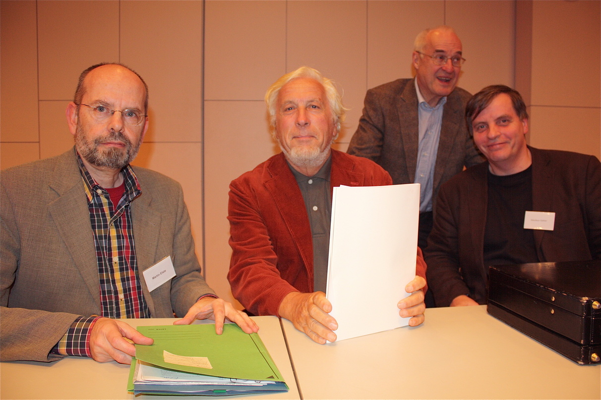 Stabwechsel (v.l.n.r.): Martin Elste übergibt den Vorsitz an Hans Klaus Jungheinrich, Nikolaus Gatter sekundiert, im Hintergrund freut sich Ludolf Baucke