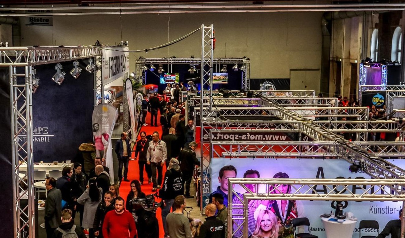 Tauschten sich in der Turbinenhallte in Oberhausen aus: Besucher von Schlager Kult