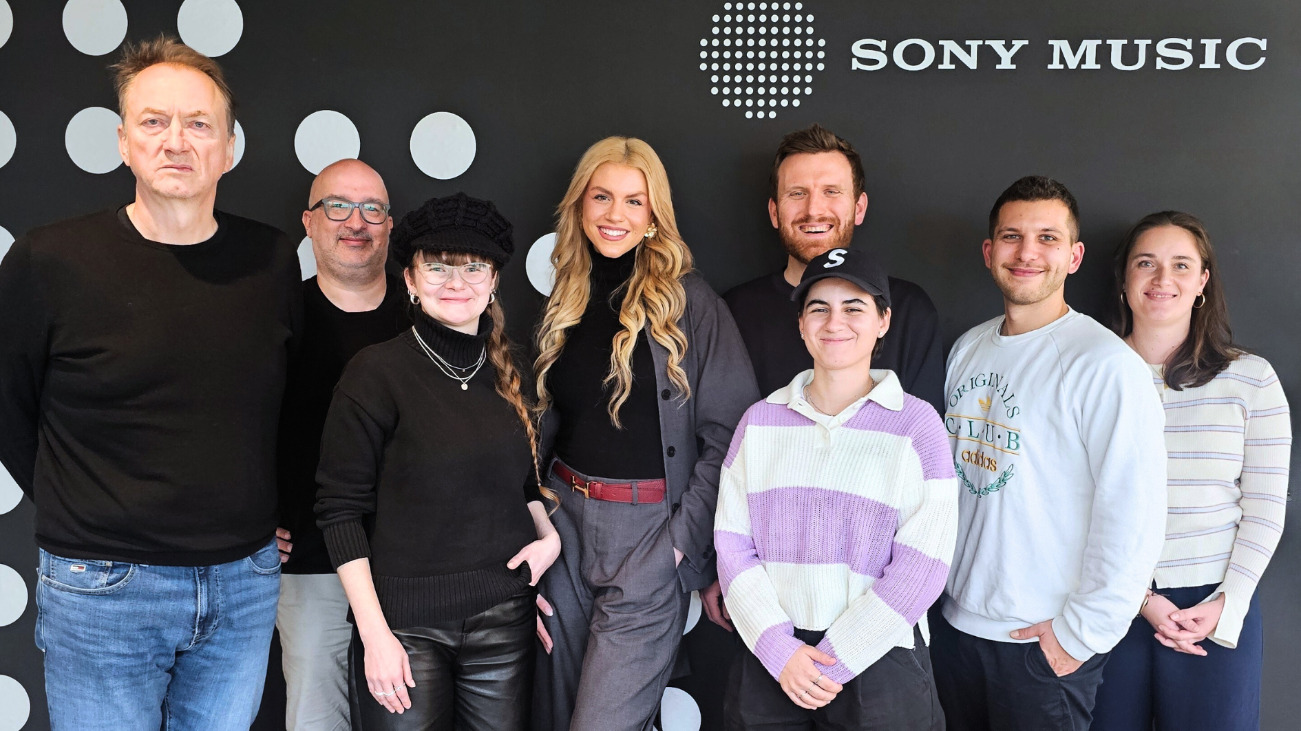 Bei der Vertragsunterzeichnung (von links): Markus Hartmann (Senior Vice President Ariola Label Group, Sony Music), Erik Jülicher (Management Pia-Sophie), Katja Lindner (Head of Marketing ...