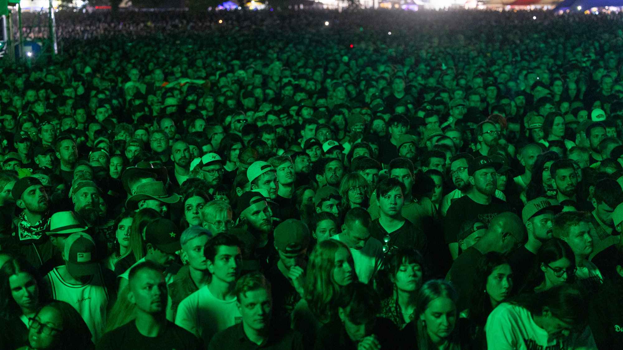 In Gedenken an die Opfer des Amoklaufs in Graz:  eine Schweigeminute am Donnerstagabend bei Nova Rock in Österreich.