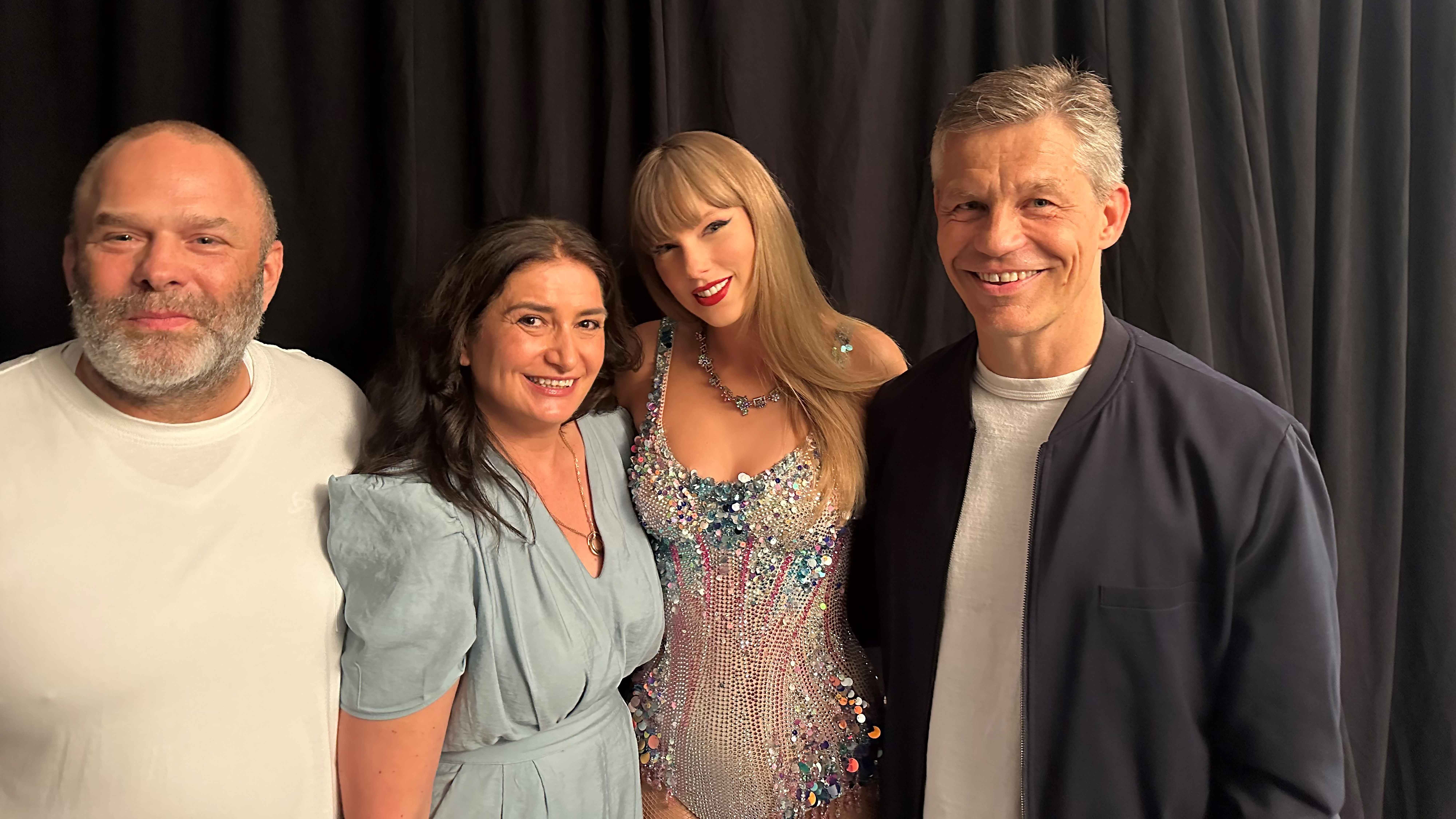 55b62c5f 5c2c 4015 84f4 2abdca16dbb2 Ein gemeinsames Foto in Hamburg (von links): Ulf Zick (President International Repertoire), Milijana Gojic (Vice President International Repertoire), Taylor Swift und Frank Briegmann (Chai...