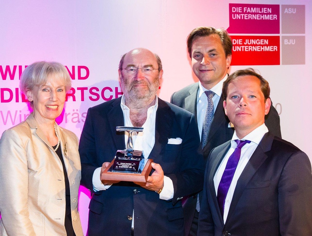 Bei der Preisverleihung (von links): Senatorin Barbara Kisseler, Michael Haentjes, Michael Moritz (Jurymitglied und Vorsitzender der Familienunternehmer) und Fabian Gewald (Regionalvorsitz...