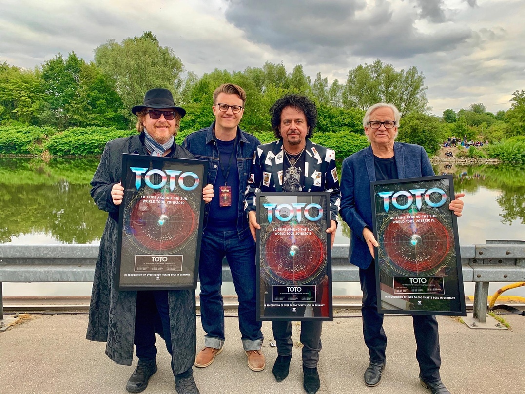 In Gelsenkirchen (von links): Joe Williams (Toto), Oliver Hoppe (Wizard Promotions), Steve Lukather und Steve Porcaro (beide Toto)