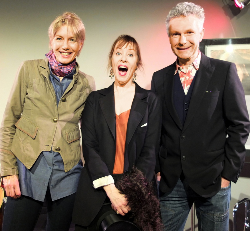 Beim Instore-Gig im KulturKaufhaus Dussmann (von links): Label- und Produktmanagerin Hilke Dethleff, Suzanne Vega und Hannes Kraus (Leiter Musik & Film Dussmann das KulturKaufhaus)