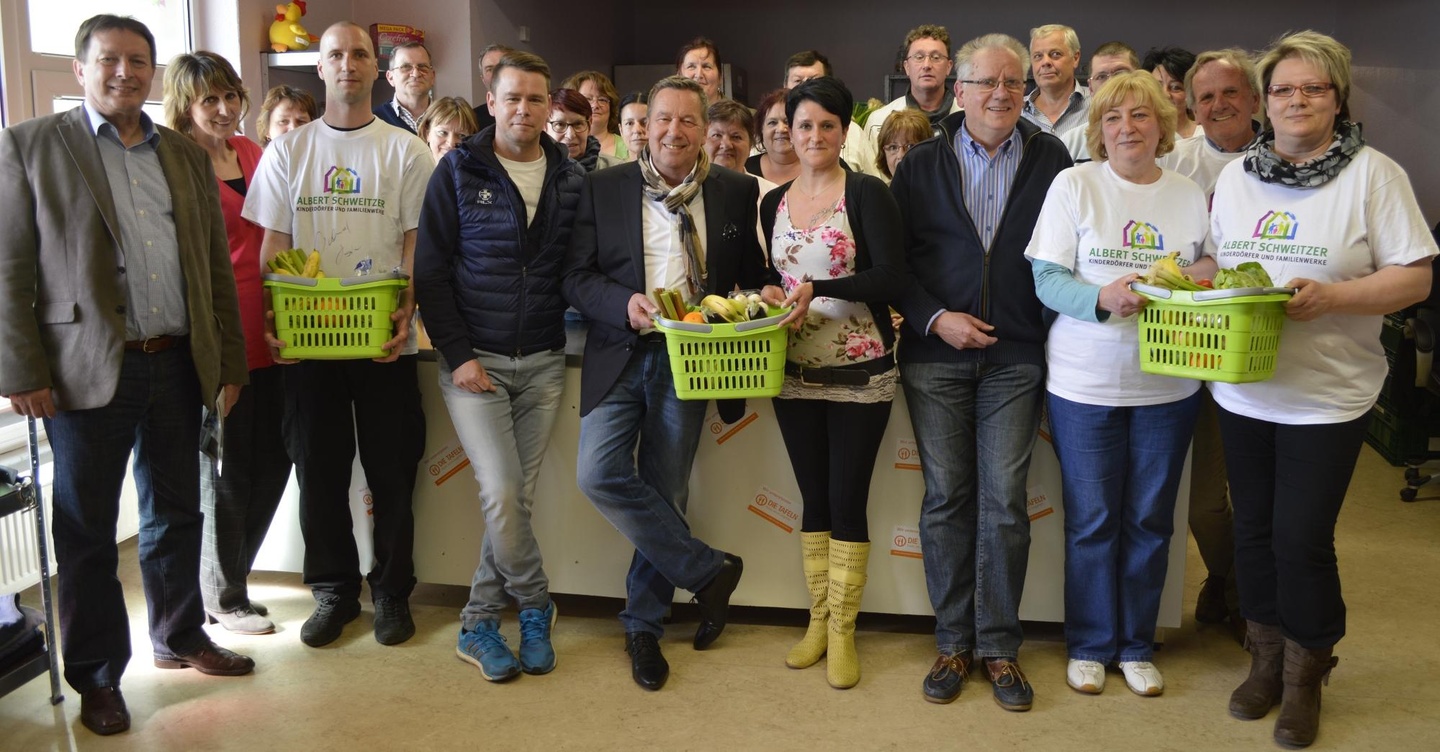 Bei der Cottbuser Tafel zu Gast: Roland Kaiser (Mitte) flankiert von links Kai Noack, rechts Karina Bauer und Klaus Spangenmacher sowie einem Großteil der 40 ehrenamtlichen Mitarbeiter