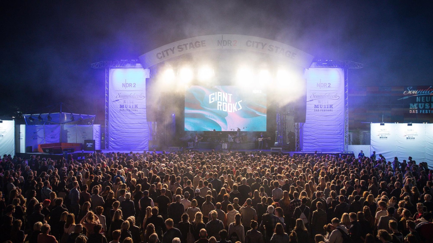 55f7d5d0fef01ded9d7436ce658b6788c0c596eb22c03aa0561f75a06753019c Gut angenommen: die City Stage, hier beim Konzert der Giant Rooks