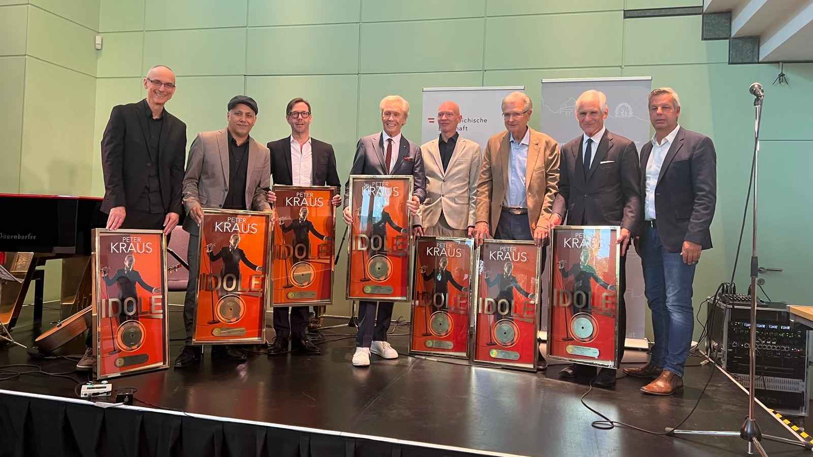 Bei der Verleihung (von links): Stephan Baader (Tobago Music), André Tolba, (Tobago Music), Dr. Josef Limper (Rechtsanwalt), Peter Kraus, Kai Ulikowski, Herbert Fechter (Manager Peter Krau...