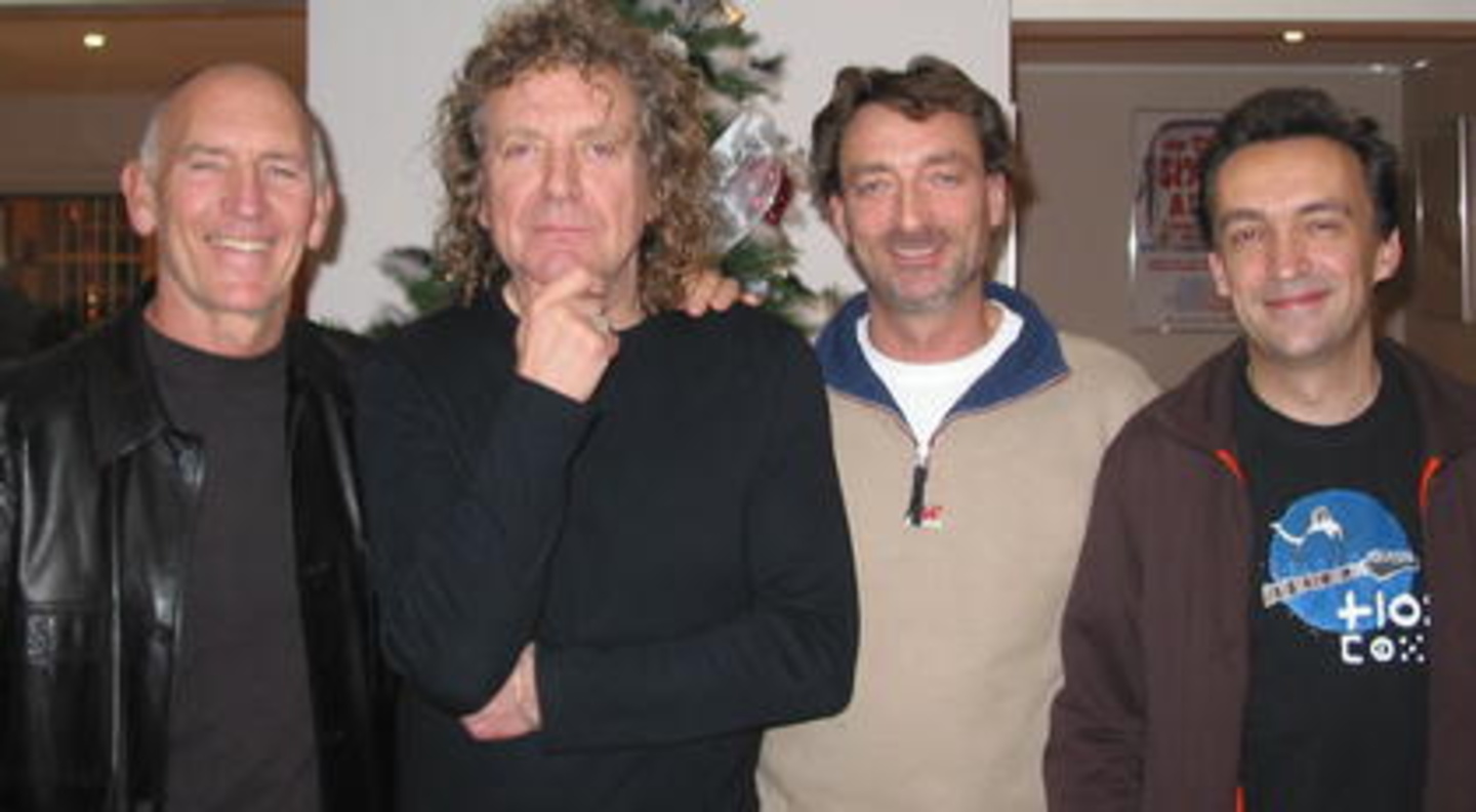 Besiegelten Partnerschaft (v.l.n.r.): Plant-Manager Bill Curbishley, Robert Plant, Sanctuary-Manager Peter Grazé und Gitarrist Justin Adams