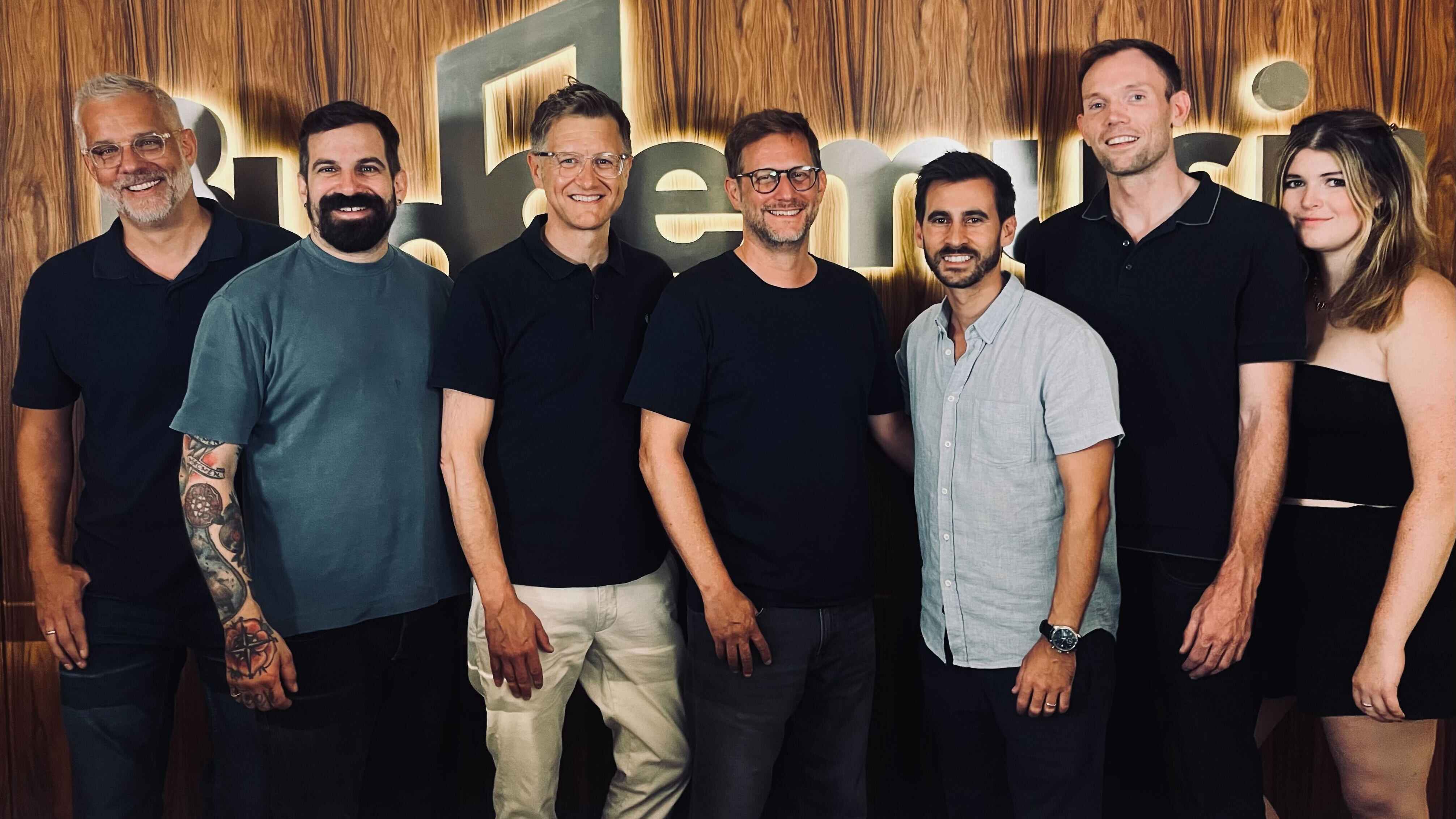 56252dba 48ee 4e8b aaa2 d7050a21403c Arbeiten weiterhin zusammen (von links): Matthias Steur (Anwalt), Jan-Simon Wolff (Head of A&R Budde Music Publishing), Asterix Westphal (Anwalt), Ali Zuckowski (Songwriter), Benjamin Budd...