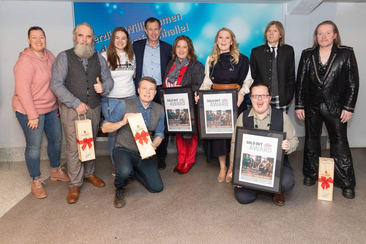 Bei der Preisverleihung: die Kelly Family und die Betreiber der Westfalenhalle