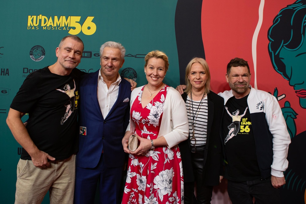 Bei der Premiere in Berlin (von links): Ulf Leo Sommer, die Politiker Klaus Wowereit und Franziska Giffey sowie Annette Hess und Peter Plate