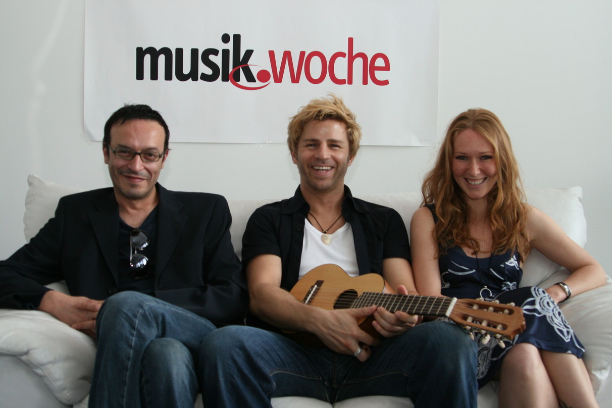 566c7a3c9b41e1d15bfeb22d7bd2e9b3d86f1af4b53c106944debc07e804bea0 Bayerisches Lebensgefühl zu Besuch auf der MusikWoche-Couch: Bürgermeista Roland Bürger (M.) und zwei seiner Gemeinderäte, Margit Silay und Paulo Alves