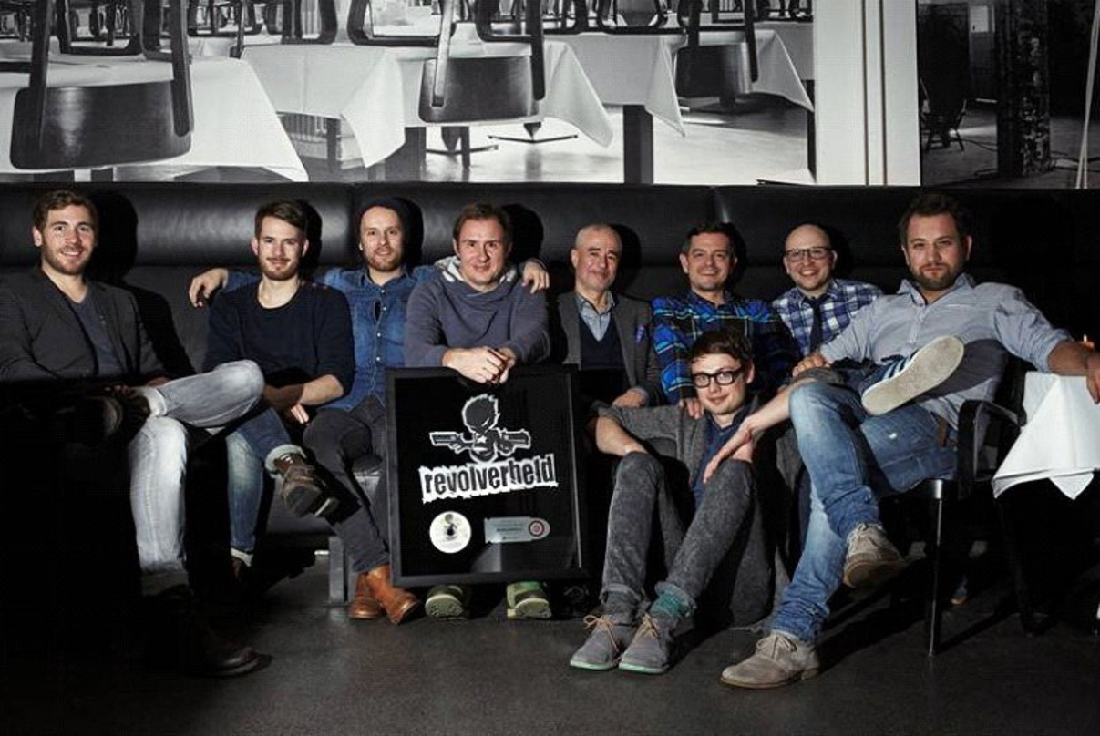 Zelebrierten Platin fürs Debütalbum: Revolverheld und ihr Team von Sony Music