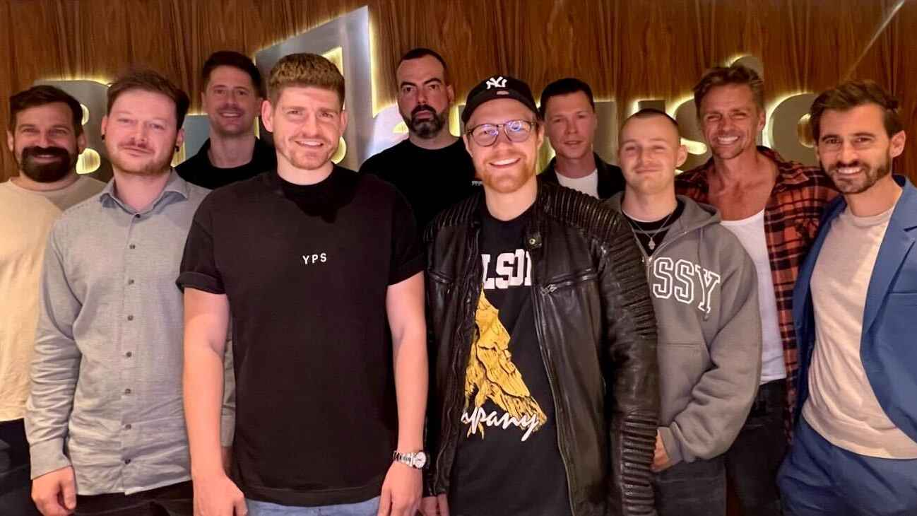 Besiegelten vor dem Budde-Logo die fortgesetzte Kooperation (von links): Jan-Simon Wolff (Head of A&R), Florian Müller (Senior A&R Manager, beide Budde Music Publishing), Vincent Stein (Ed...