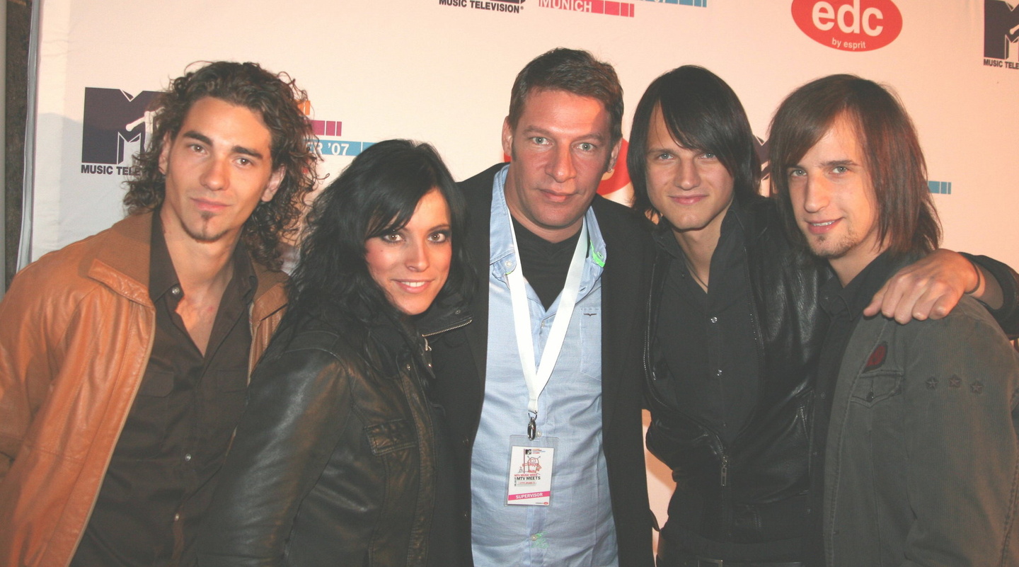 Begrüßte die Künstler persönlich: Marcus Adam (3.v.l., Director Talent and Music MTV) mit Silbermond