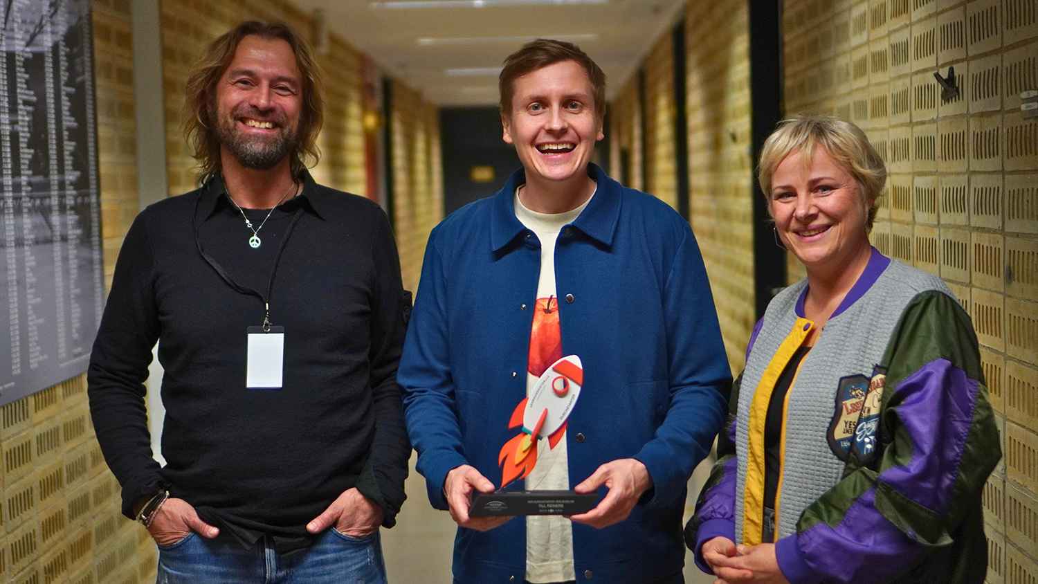Bei der Verleihung (von links): Andreas Roth (Roth & Friends), Till Reiners und Ellen Giersberg (Leiterin Kommunikation myticket Jahrhunderthalle).