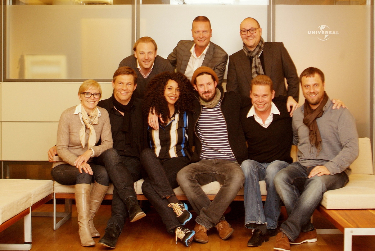 Neue Partner: Die Teams von Universal Music und Nesola||Die Partnerschaft besiegelten (vorn, v.l.n.r.). Vordere Reihe v.l.n.r.: Rechtsanwältin Dr. Angelika Strittmatter, Frank Briegmann (P...