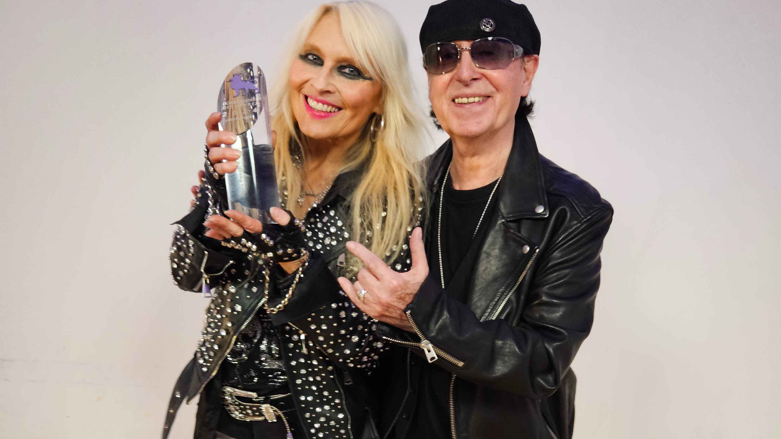 Bei der Preisverleihung im Düsseldorfer Ständeaus: Doro mit Laudator Klaus Meine.