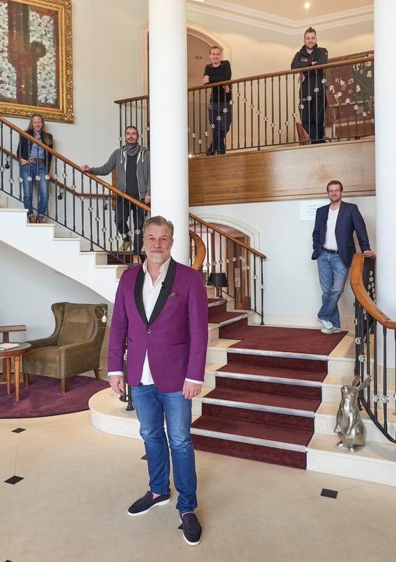 Engagiert (vorn): Marc Marshall sowie (dahinter) sein Pianist René Krömer sowie (mittlere Reihe) Miguel Augusto (Tontechnik) und Dagmar Ambach (Agentur TexTour) sowie (hinten) Nick Hausper...