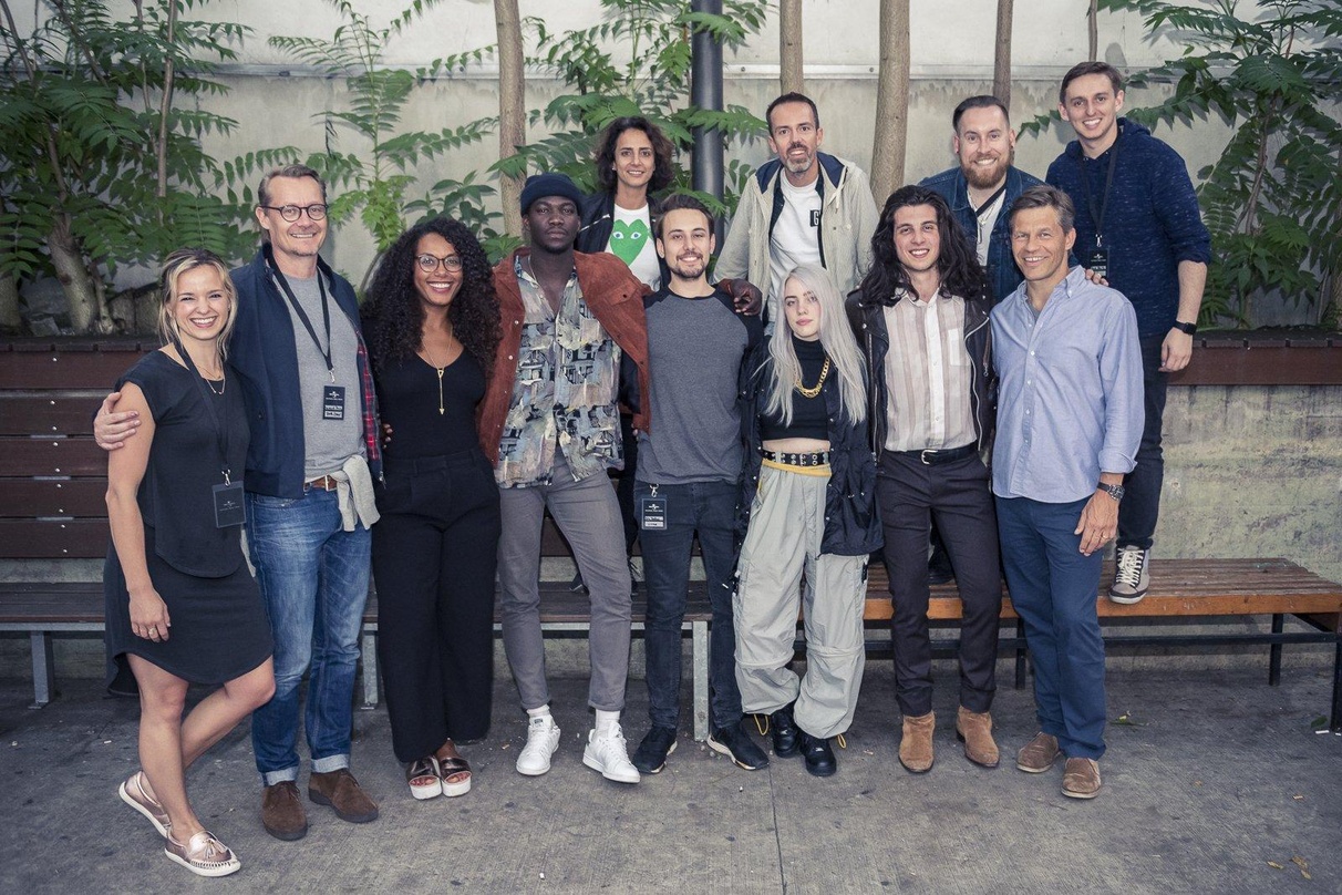 Trafen sich beim Interscope-Showcase in Berlin (vorn von links): Doni Tavel (Interscope), Dirk Baur (Managing Director Universal Music International - UMI), Anshana Mtoro (Product Manager ...