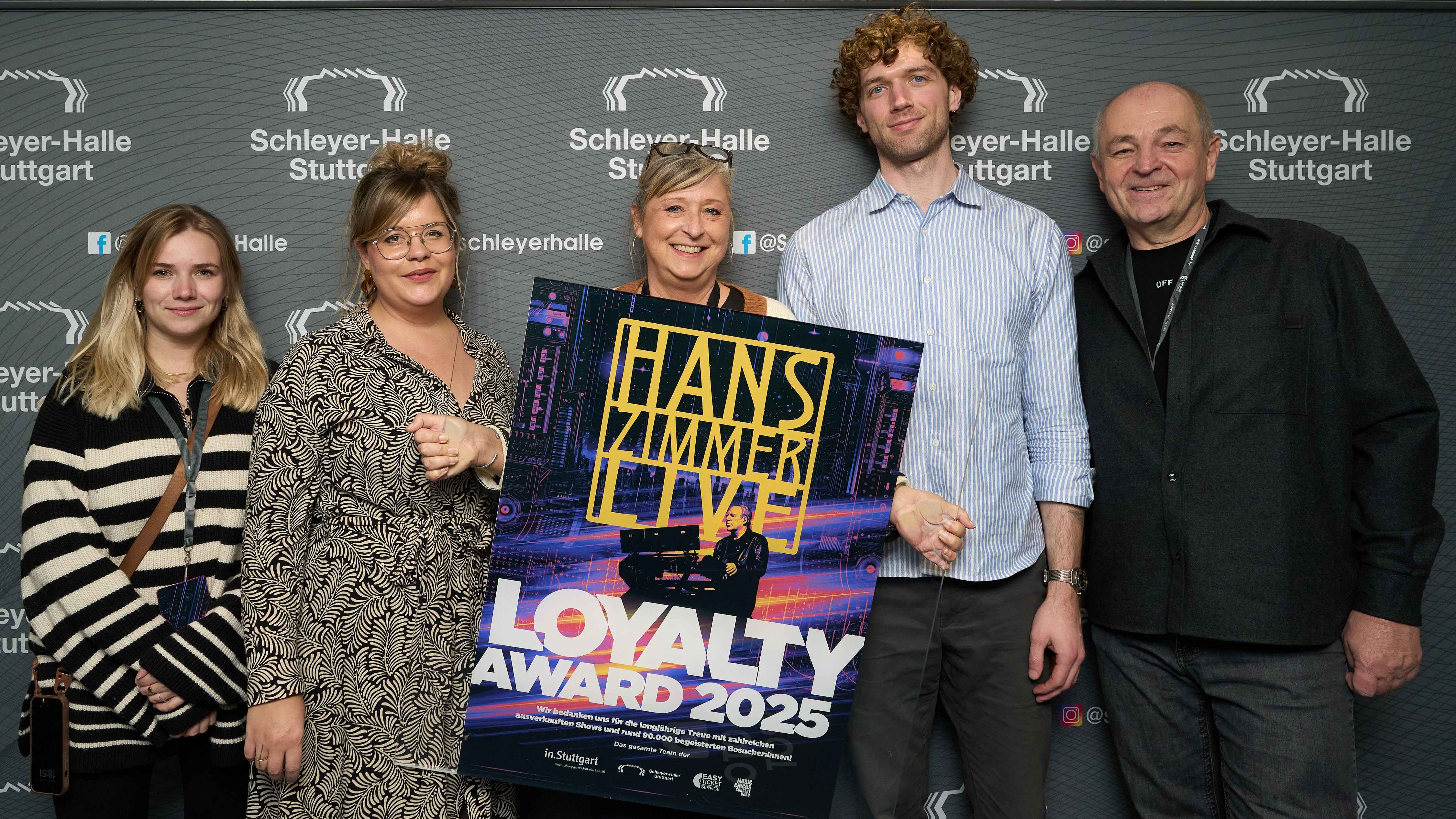 Posierten mit dem Preis (von links): Stefanie Stubner (Project Manager Semmel Concerts Entertainment), Luisa Klein (Projektleitung  Music Circus Concertbüro), Annette Breitmayer (Booking &...