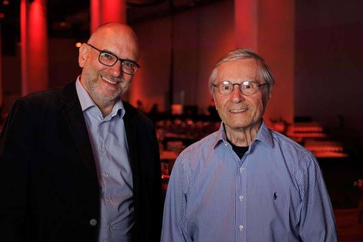 Bei der Preisverleihung: Jürgen Brandhorst (links, Geschäftsführer GEMA Stiftung) und Thomas Woitkewitsch (rechts)