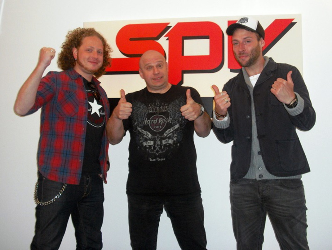 Besiegelten in der Hannoveraner SPV-Zentrale den Deal: Hendrik Wippermann (Eat The Gun), Olly Hahn (A&R Steamhammer/SPV) und Robert Kampf (Eat Music Management)