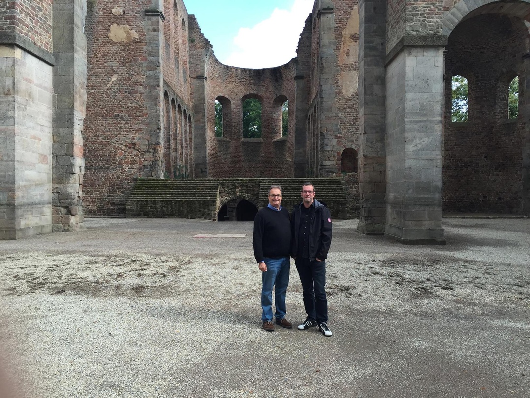 Erfolgreich mit ihrem Konzept "Festspiele in Concert": Jörg Mandt (links) und Stefan Lohmann in der Stiftruine Bad Hersfeld, noch ohne Bühnenaufbauten