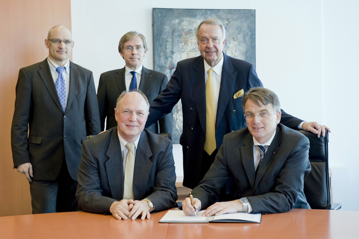 Besiegelten die Kooperation (hinten, v.l.n.r.): Helmut Schubach (Projektleitung Deutscher Chor- und Orchesterwettbewerb), Klaus Möller (Bundesverband der Deutschen Volksbanken und Raiffeis...