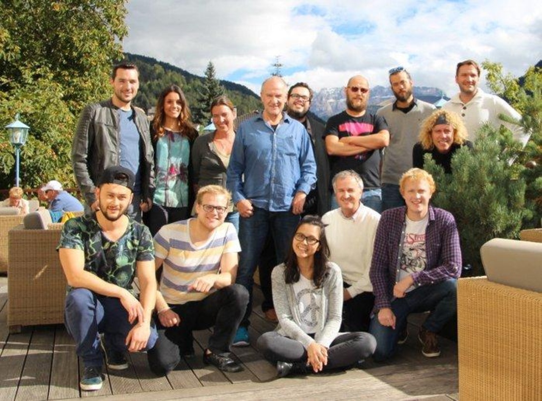 Beim Dolomiti Songwriting Camp von Schedler Music in Südtirol (hinten, von links): Alexander Schedler, Fiona Schedler, Simone Altenried, Uwe Altenried, Matthias Kellner, Sebastian Horn, Fl...