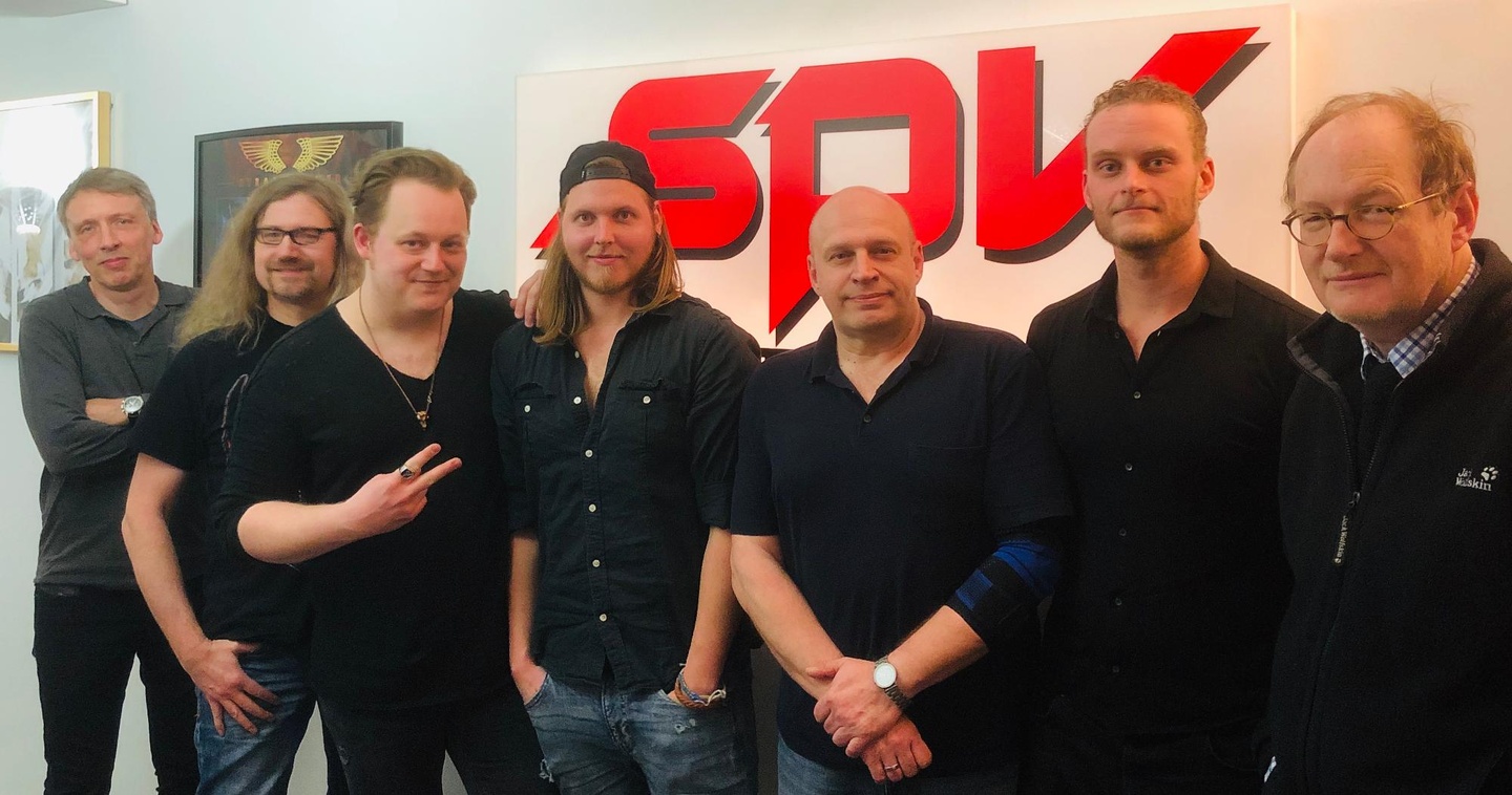 Freuen sich auf die Zusammenarbeit (von links): Frank Uhle (Geschäftsführer SPV), Björn von Oettingen (Head Of Promotion Steamhammer), Simon Moskon, André Jean Henri Mertens (beide Cryptex...