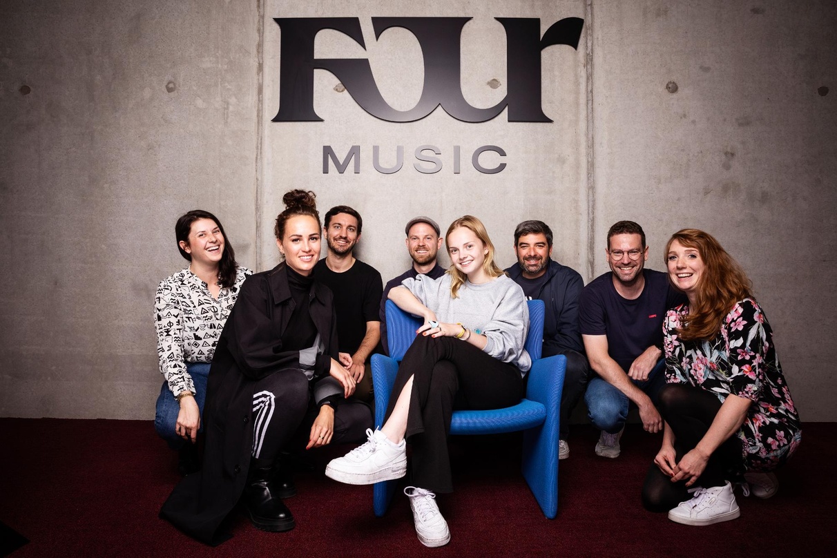 575856b7fa1dfd6f20b2639b0feec3a3fddff3151f2c5fcdfdf93ea6c1298d1c Neue Partner (von links): Lexa Bippus (Head of Marketing Four Music), Franziska Beckmann (Product Manager Four Music), Gerald Hoffmann (Head of A&R Four Music), Philip Reis (Management Pla...