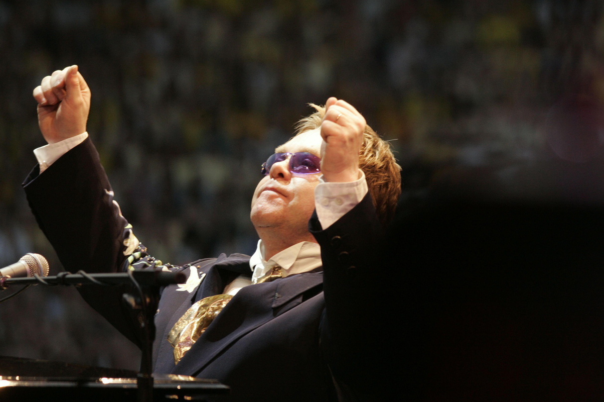 Lädt in sämtlichen Zeitzonen zum Silvesterkonzert: Elton John
