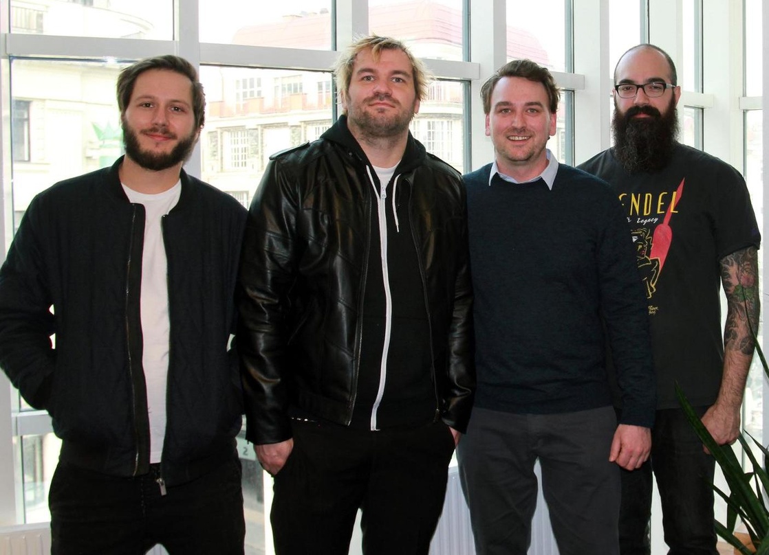 Bei der Vetragsunterzeichnung (von links): Bernhard Kaufmann (Geschäftsführer Arcadia Agency), Marcus Smaller, Dietmar Lienbacher (Division Head Sony Music Austria, ) und Nuri Nurbachsch (...