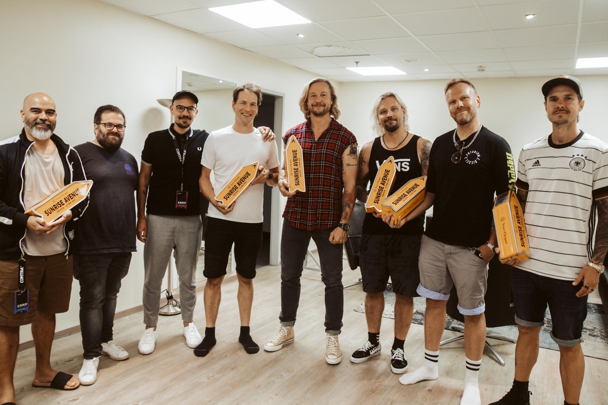 Bei der Preisverleihung (von links): Raul Ruutu (Sunrise Avenue), Hendrik Czaster, Manuel Carvalho (beide Contra), Riku Rajamaa, Samu Haber, Sami Osala, Osmo Ikonen (alle Sunrise Avenue) u...